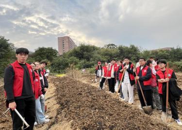 yl6776永利集团劳动教育基地党课实践课顺利开展